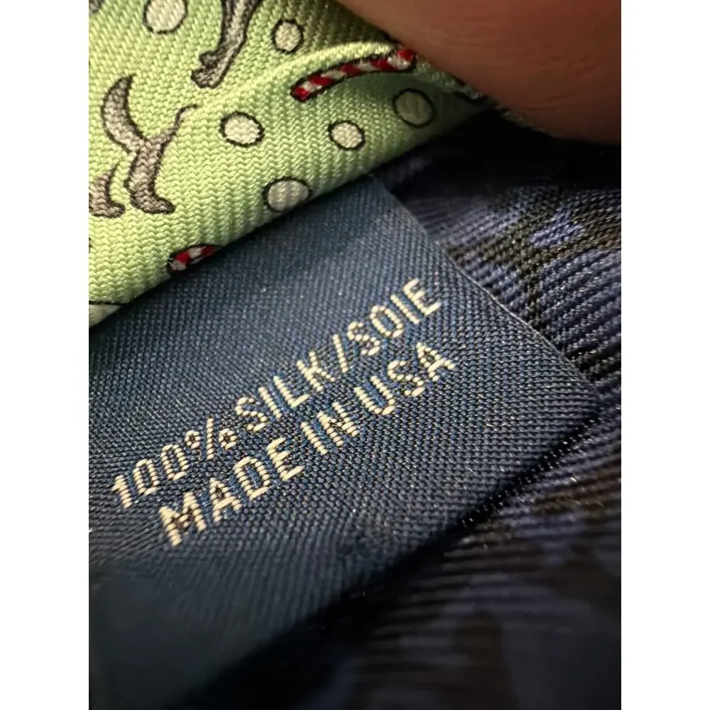 Vineyard Vines mens silk necktie tie green with black lab in Santa hat